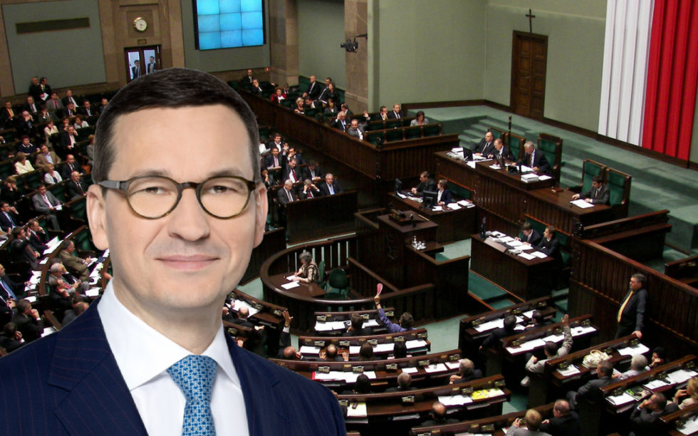 Premier Mateusz Morawiecki na tle sali Sejmu RP