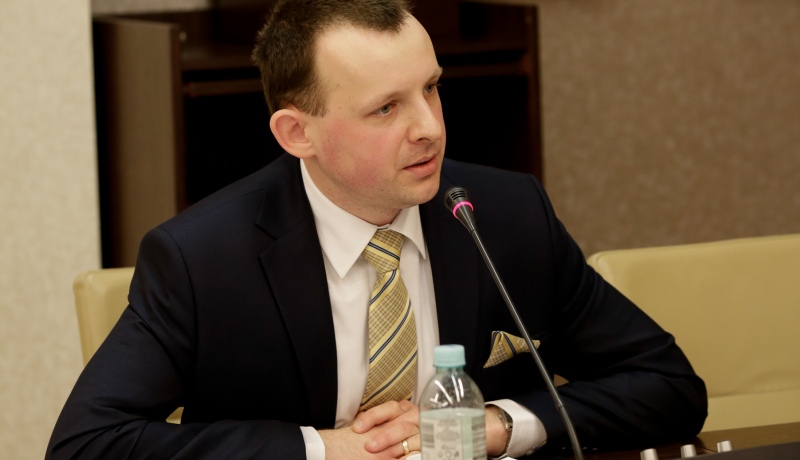 Dr Paweł Momro podczas publicznej obrony rozprawy doktorskiej